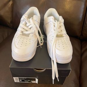 Nike AF1 almost new with box. Worn twice.